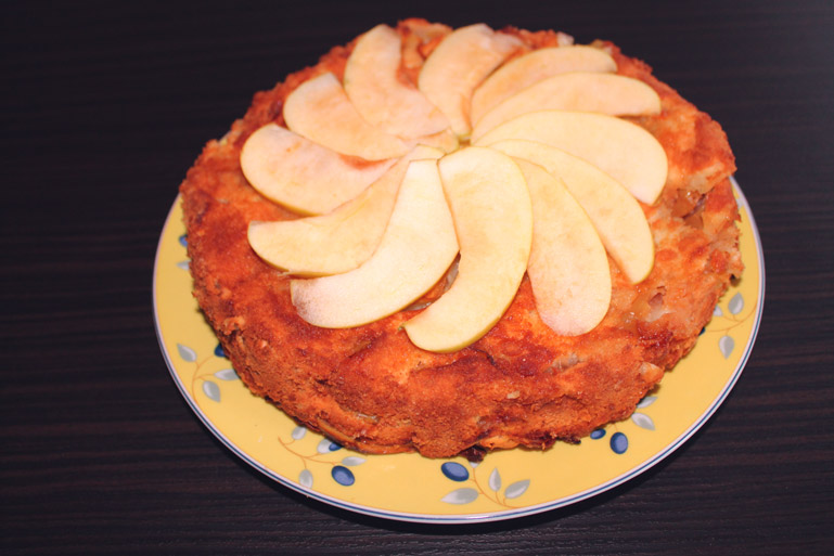 Шарлотка из яблок классическая