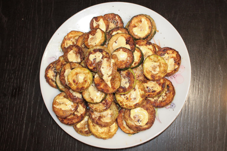 Жареные кольца кабачков с чесноком