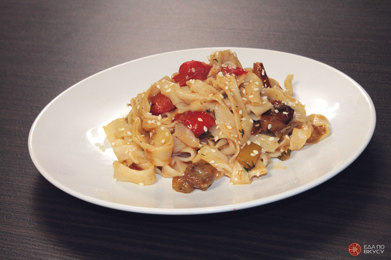 Самодельная лапша с овощами