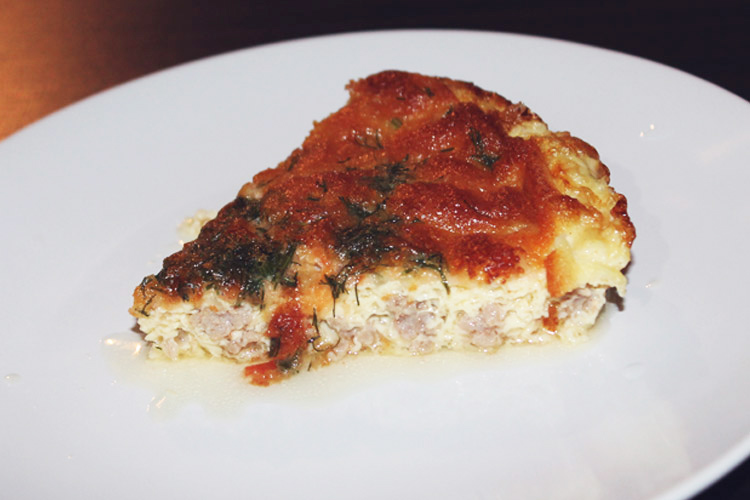Сочный омлет с фаршем, сыром и томатами