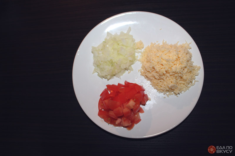 Сочный омлет с фаршем, сыром и томатами - 1