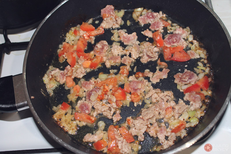 Сочный омлет с фаршем, сыром и томатами - 4