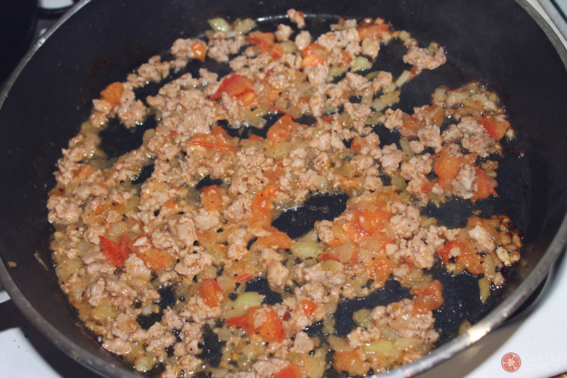 Сочный омлет с фаршем, сыром и томатами - 5