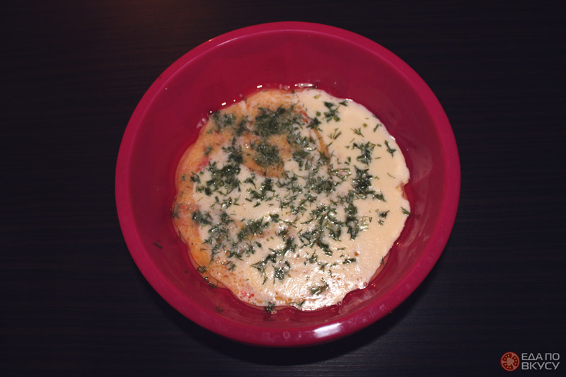 Сочный омлет с фаршем, сыром и томатами - 9