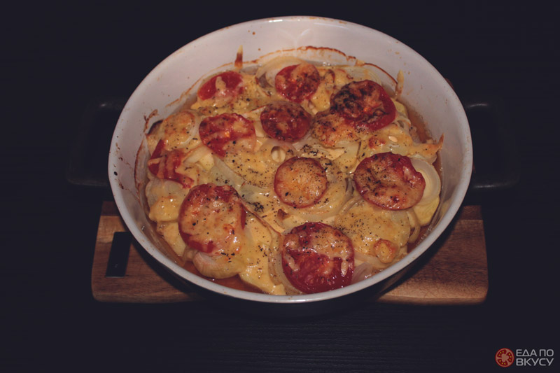 Запеченная в духовке курица с кабачком, луком и томатом 10