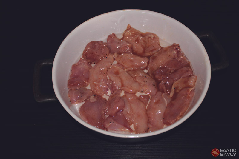 Запеченная в духовке курица с кабачком, луком и томатом 5