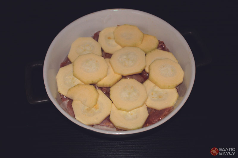 Запеченная в духовке курица с кабачком, луком и томатом 6