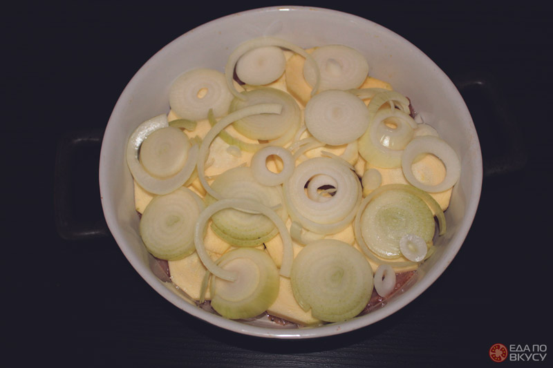 Запеченная в духовке курица с кабачком, луком и томатом 7