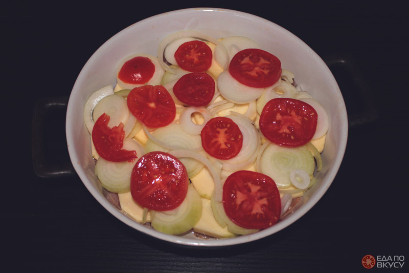 Запеченная в духовке курица с кабачком, луком и томатом 8