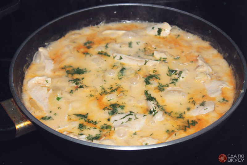 Тушим кусочки курицы в сковороде