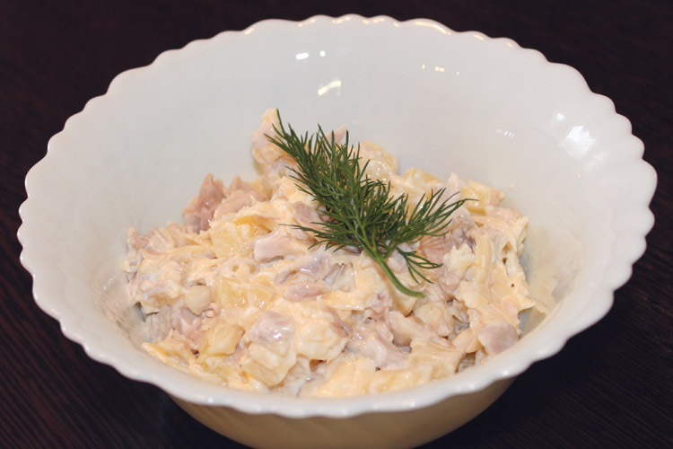 Приготовление салата с ананасом, курицей и сыром