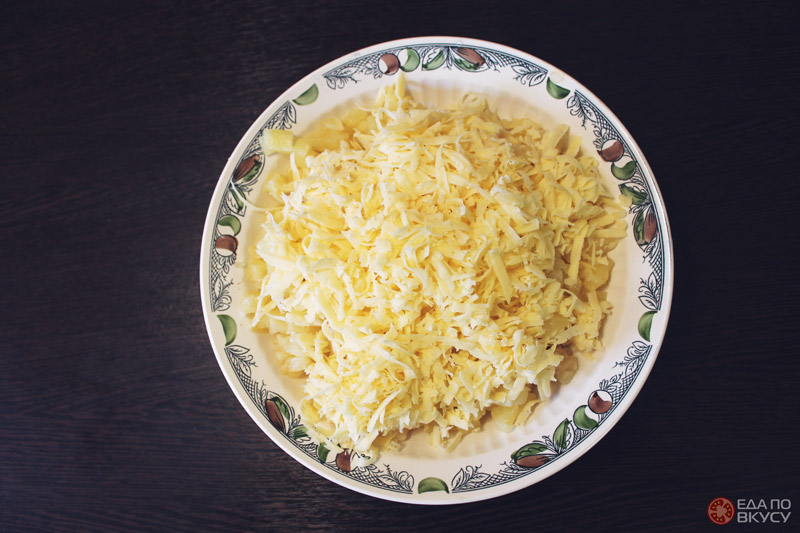 Салат посыпать сыром