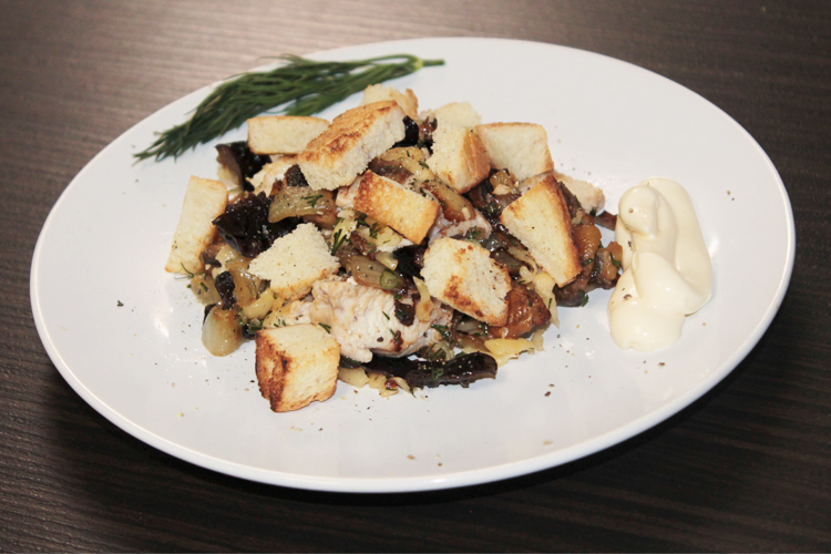 Салат с куриной грудкой черносливом и шампиньонами