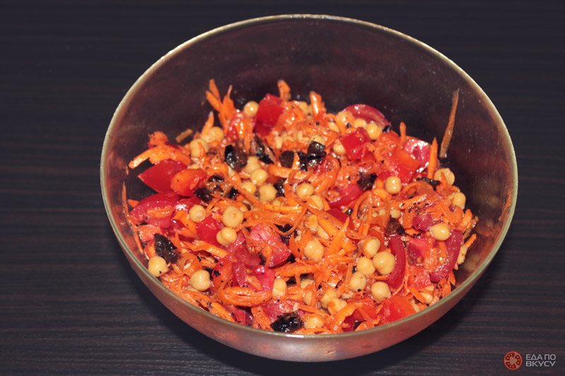 Перемешали салат с консервированным нутом и овощами
