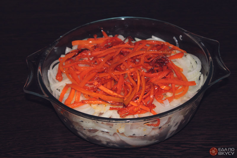 Минтай с луком и морковью