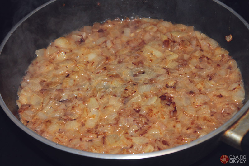 Лук с бульоном на сковороде