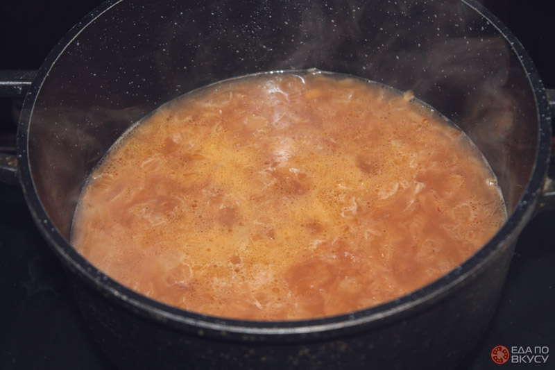 Отправили лук в кастрюлю с куриным бульоном