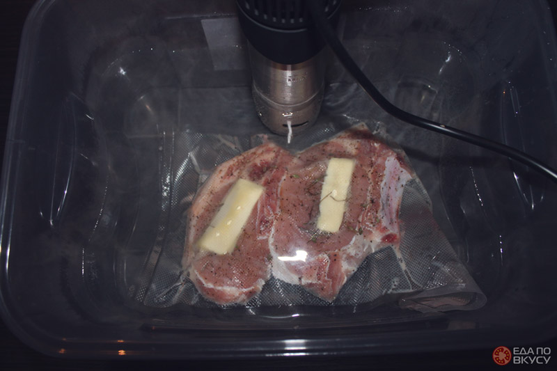 Мясо лежит в водяной бане