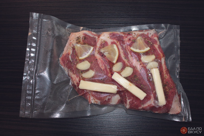 Завакуумированное мясо свинины в пакете